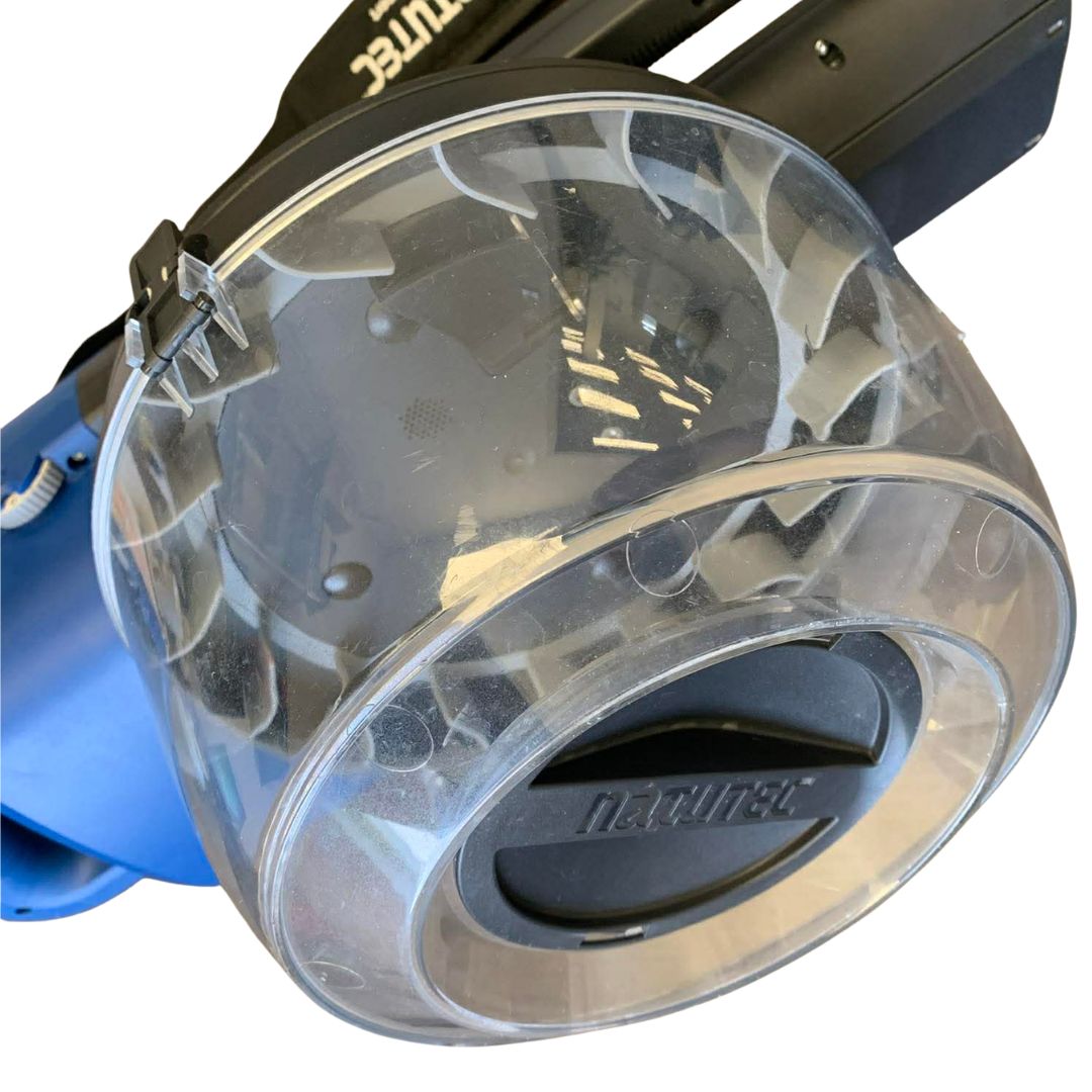 Pièce en plastique transparent avec une base noire sur fond blanc