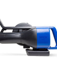 Dispositif Natutec Airobreez noir et bleu utilisé pour la distribution d'ennemis naturels dans les cultures, composé d'un dispositif de soufflage, d'une ceinture d'épaule et d'un réservoir avec couvercle de fermeture.